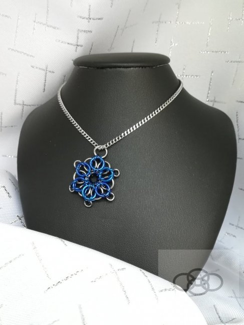 Keltský květ - přívěsek na krk s řetízkem - Barva: Královská modř