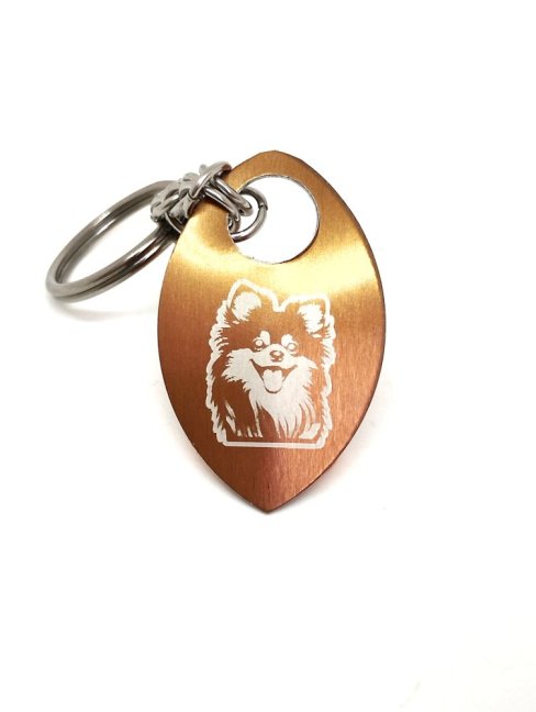 Přívěsek na klíče s gravírovaným obrázkem psa - Barva přívěsku: Hnědá, Plemeno: Pomeranian